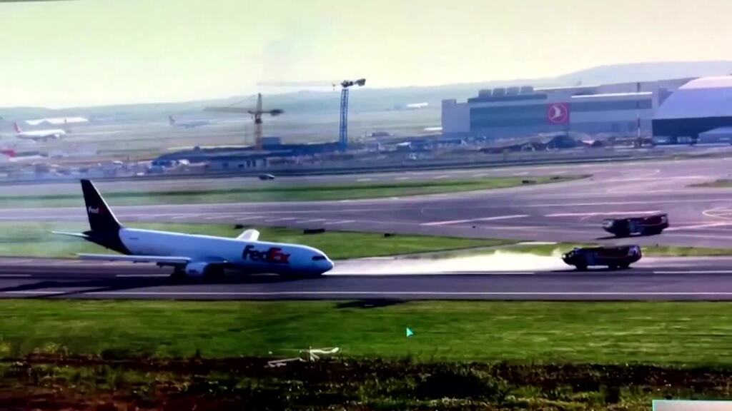 Istanbul: Boeing 767 bremst ohne Fahrwerk