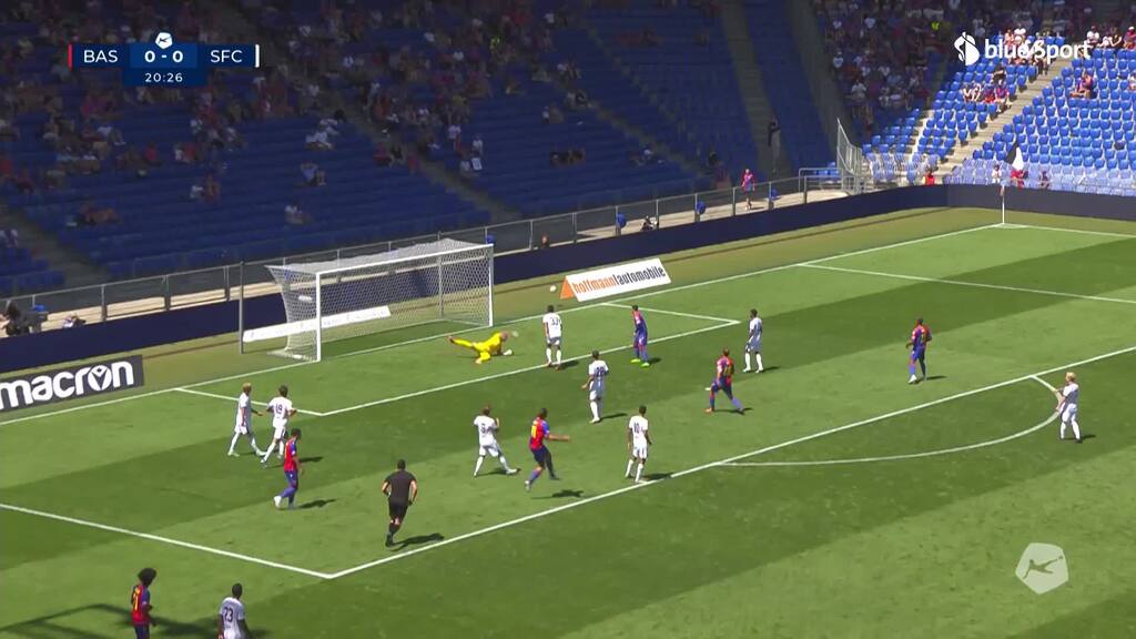 21. Minute: Szalais strammer Schuss geht am Tor vorbei