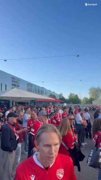 Vor der Stockhorn Arena sammeln sich viele Fans schon zwei Stunden vor dem Spiel 