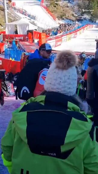 Vincent Kriechmayr humpelt aus dem Zielraum in Wengen