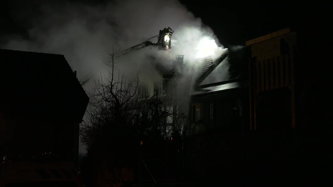 Mehrere Feuerwehren bei Brand in Sarmenstorf vor Ort