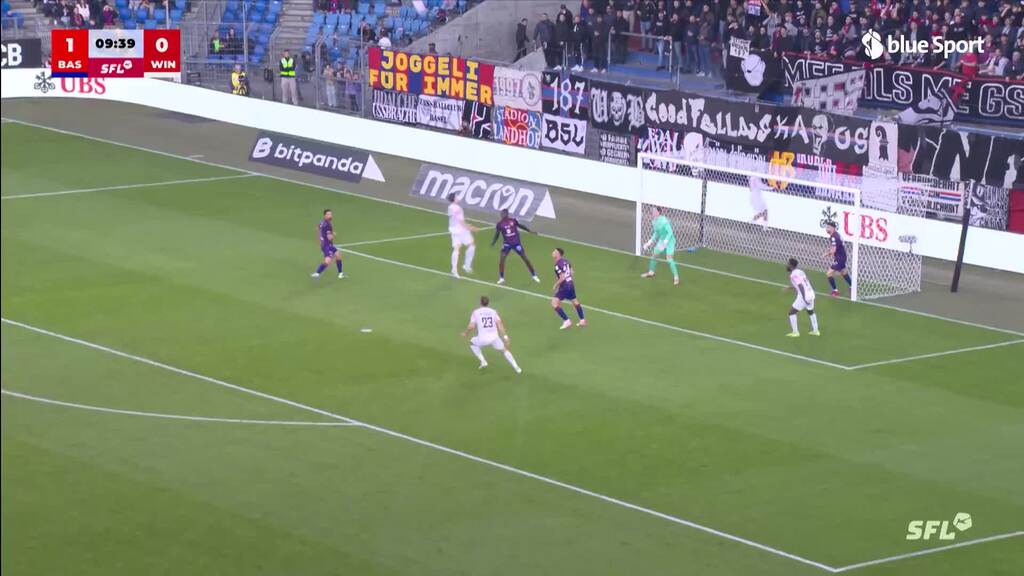 Hitz lenkt den Schuss von Burkart an den Pfosten