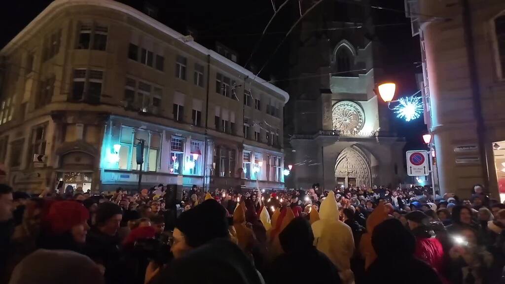 Grossandrang beim Nikolausumzug in Freiburg