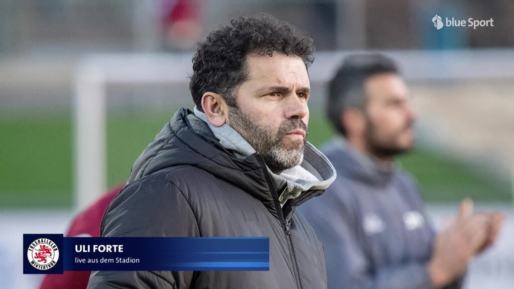 Winti-Trainer Uli Forte macht seine Pausenanalyse für einmal im blue Sport Studio