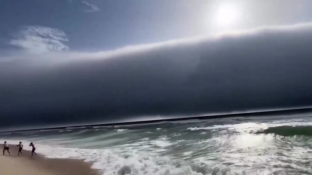 Un «nuage rouleau» surgit de l’Atlantique
