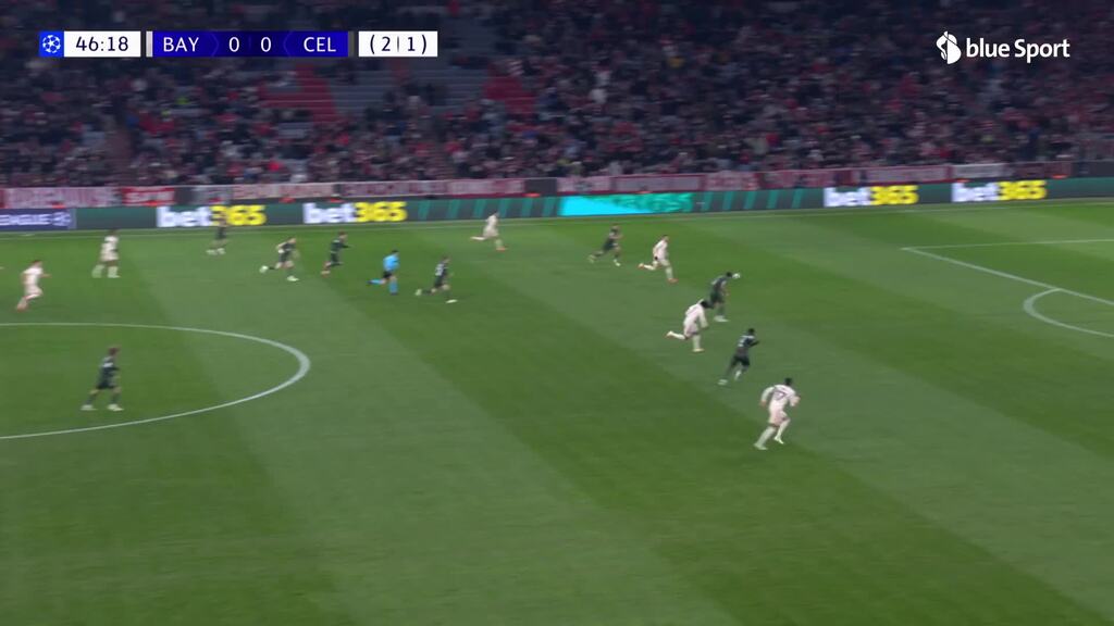 47. Minute: Schmeichel macht sich vor Goretzka breit