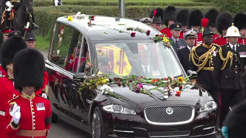 Funérailles Le Cercueil Delizabeth Ii Descendu Dans Le Caveau Royal