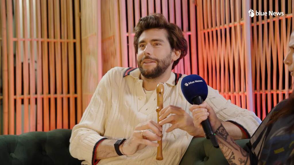 Alvaro Soler probiert sich an der Blockflöte