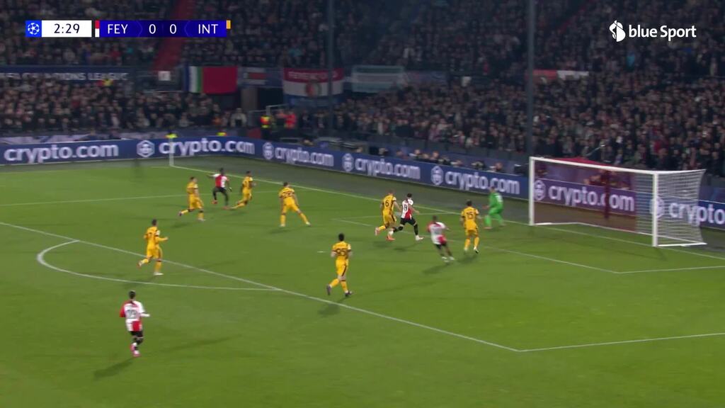 3. Minute: Osman vergibt die erste Feyenoord-Chance