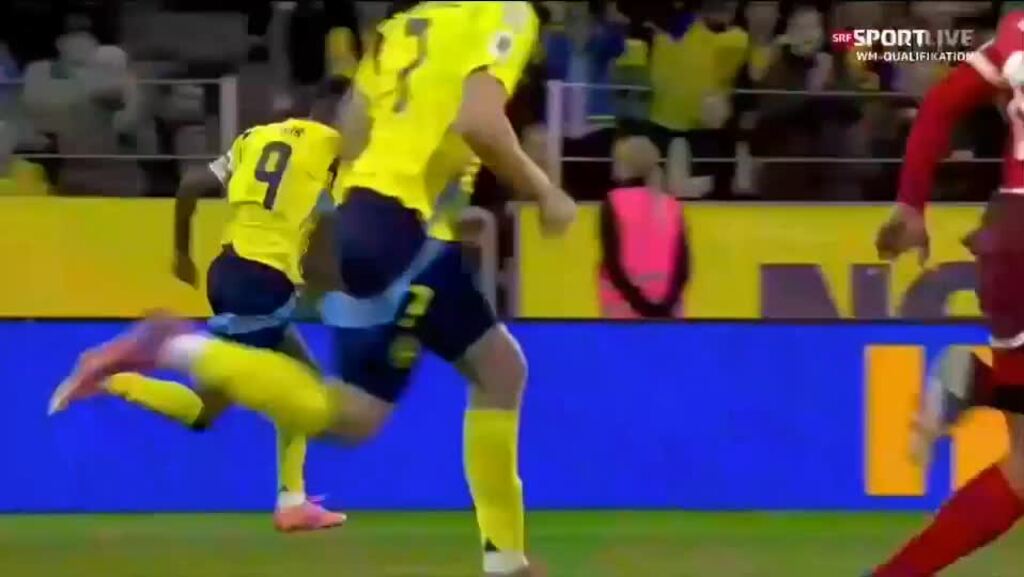 Die Nati im Glück: Schwedens Bergvall verstolpert Ball vor leerem Schweizer Tor