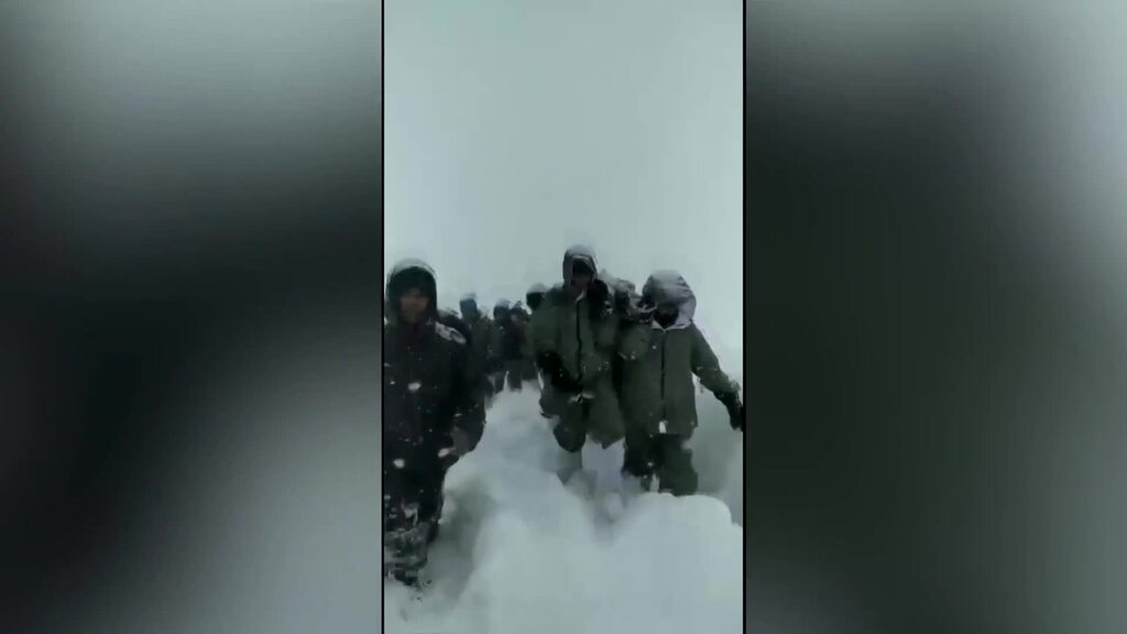 Lawine verschüttet Bauarbeiter im Himalaya