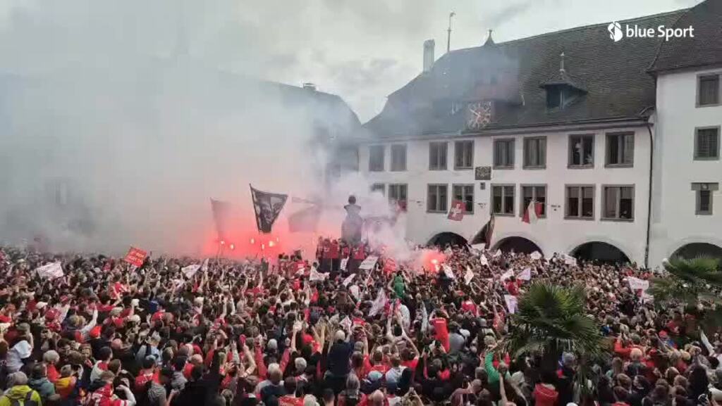 Die Thuner Meisterhelden feiern mit ihren Fans auf dem Rathausplatz