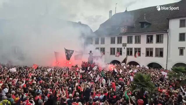 Die Thuner Meisterhelden feiern mit ihren Fans auf dem Rathausplatz