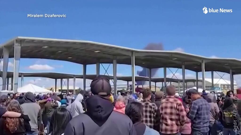 Un panache de fumée après une collision lors d'un salon aérien aux Etats-Unis
