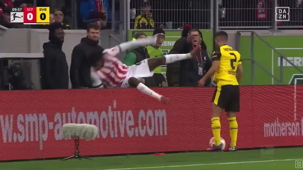 Manzambi wird von Couto über die Bande geschubst