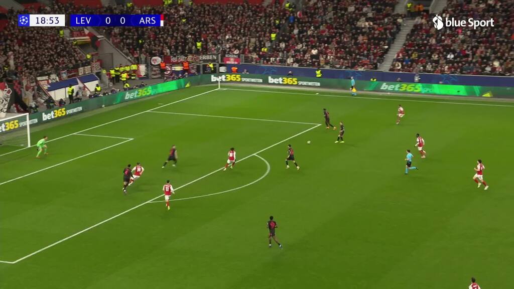 Martinelli colpisce l'asta