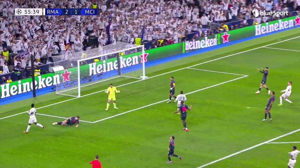 56. Minute: Vincius knallt den Ball übers Tor