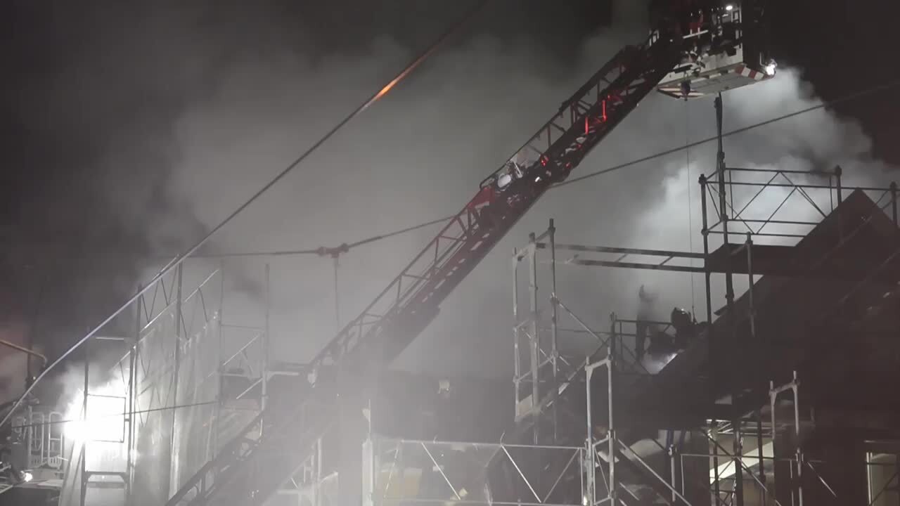 Zürich: Flammen aus Dach im Kreis 8 – Feuerwehr im Grosseinsatz