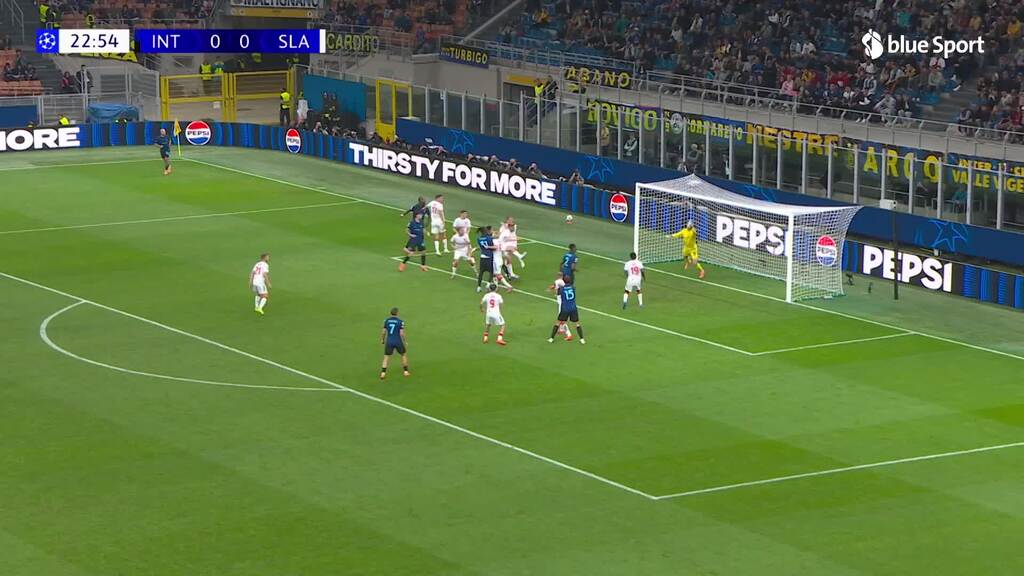 23. Minute: Lautaro köpft knapp über das Gehäuse
