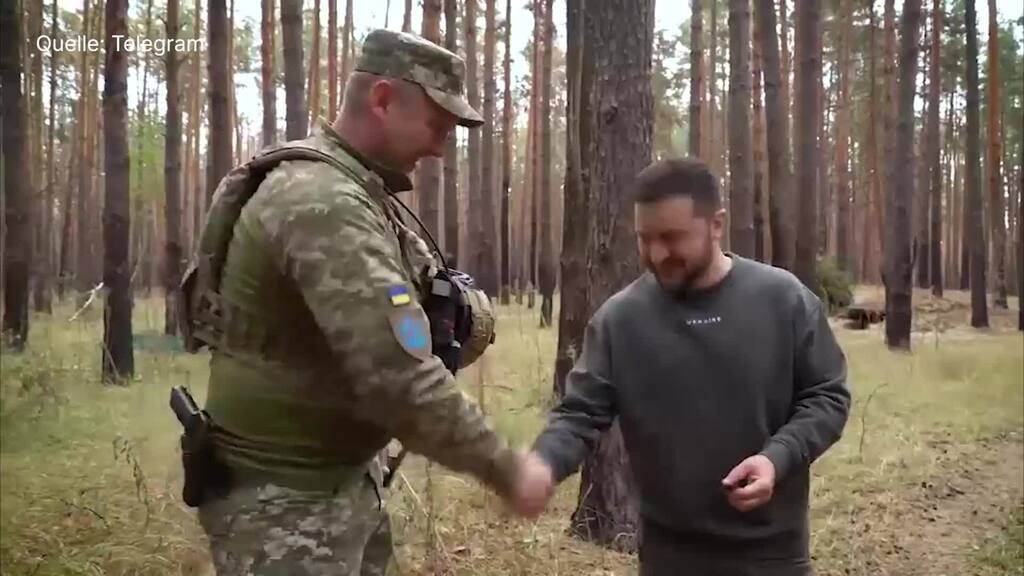 Frontbesuch: Selenskyj begutachtet Leopard-Panzer