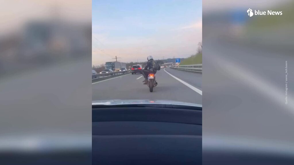 Allievo motociclista sfreccia sull'autostrada A14 seduto di traverso