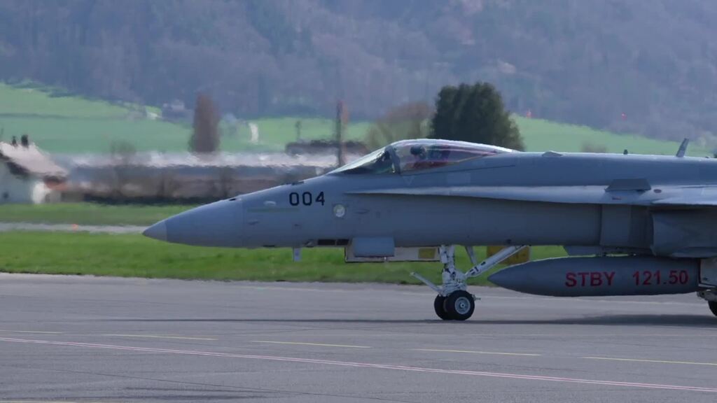 Entraînement avec des F/A-18 sur l'aéroport civil de Belp-Berne
