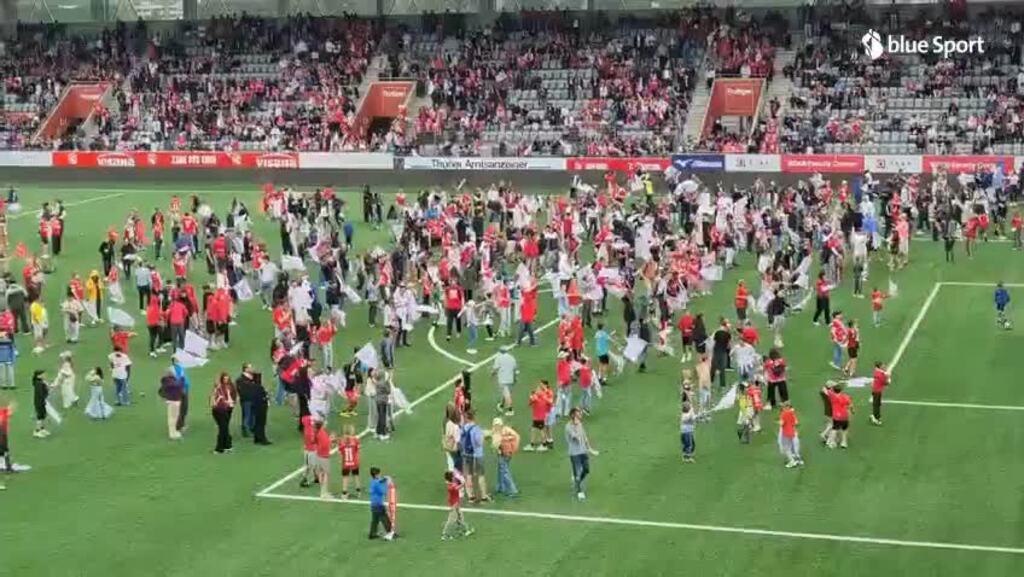 Ekstase in der Stockhorn Arena: Die Thuner Fans feiern den Meistertitel 