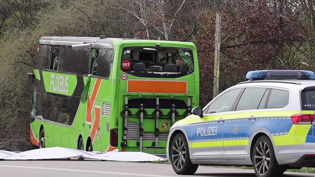 Schwerer Busunfall: Drei der vier Todesopfer identifiziert