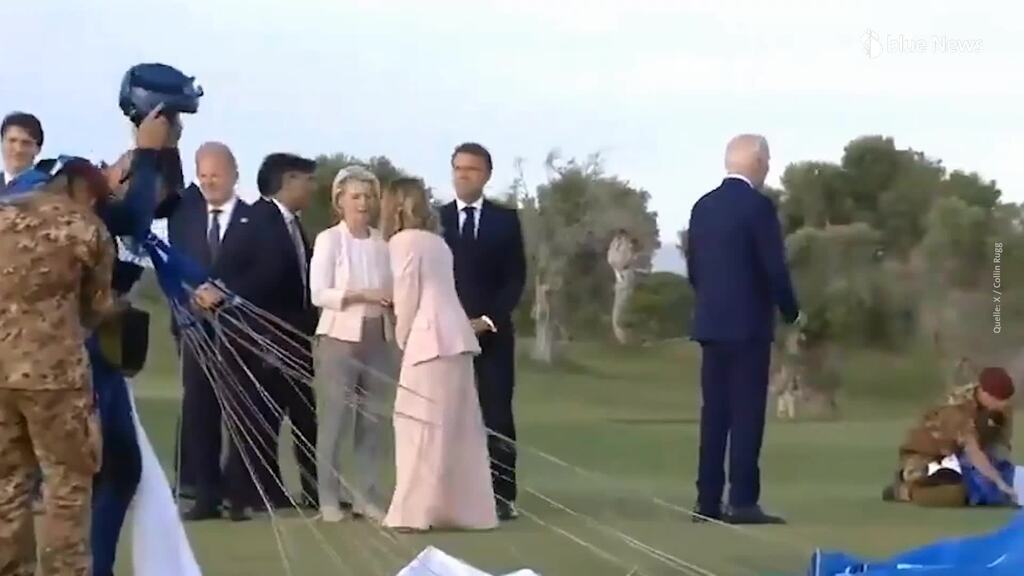 Biden vaga confuso al vertice del G7, Meloni lo riporta indietro