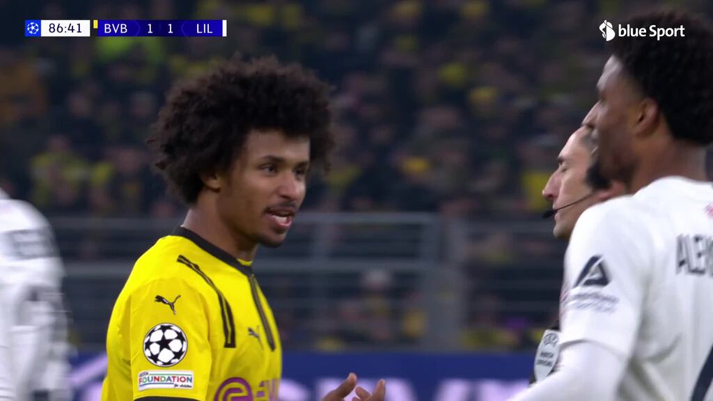Love is in the air: Alexsandro gibt Adeyemi ein Küsschen