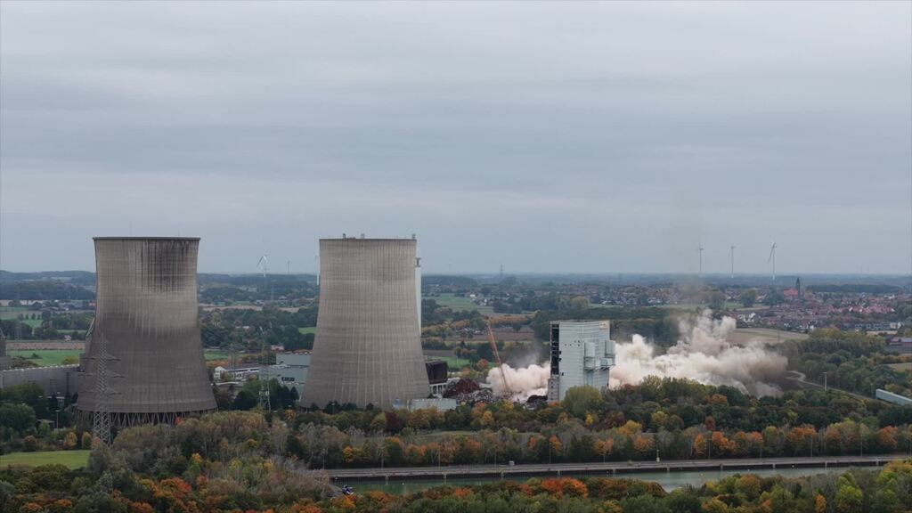 Sturz wie in Zeitlupe: 280 Meter hoher Kraftwerkschornstein gesprengt