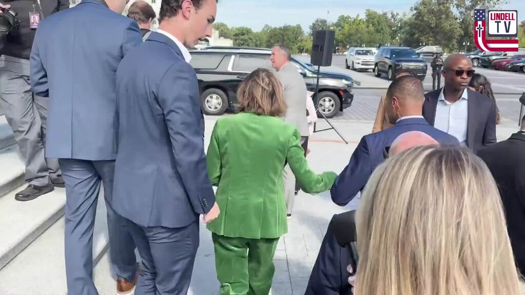 Hier geht Pelosi auf eine Journalistin los