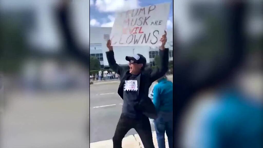 Proteste vor Tesla-Läden in USA gegen Musk wegen Entlassungen in Behörden