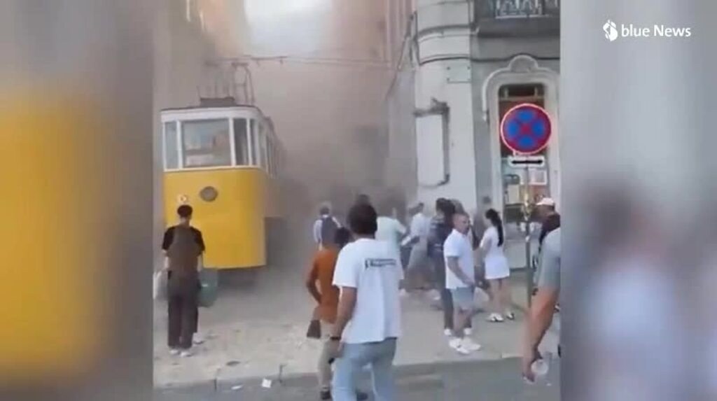 Si schianta la storica funicolare di Lisbona, almeno 15 morti