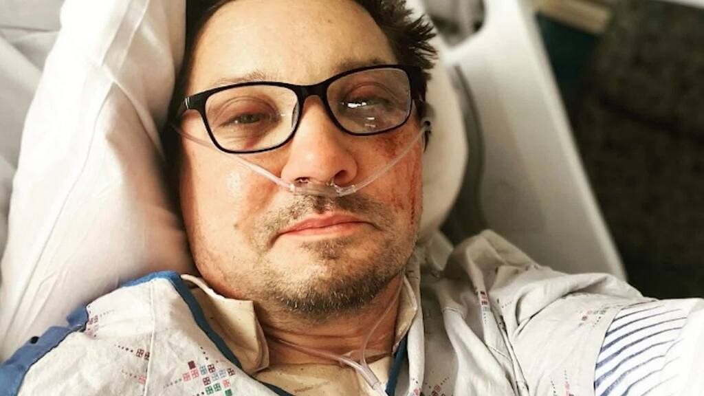 Nach Unfall: Jeremy Renner postet Foto im Klinikbett