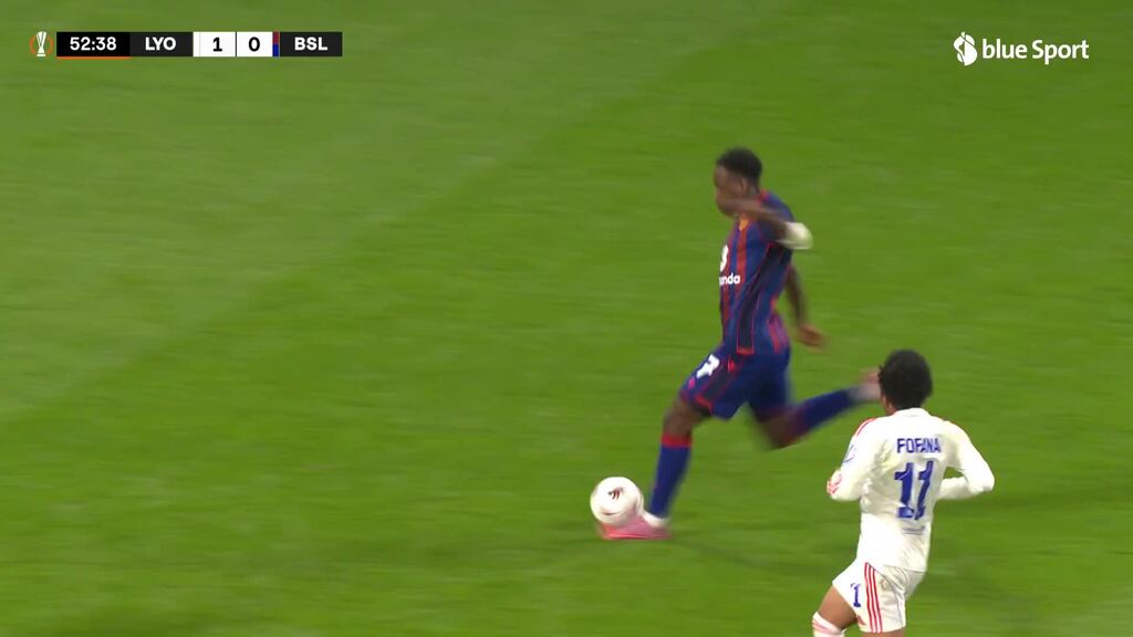 Otele bringt den Ball gefährlich in den Strafraum –  Leroy verpasst die Hereingabe nur knapp