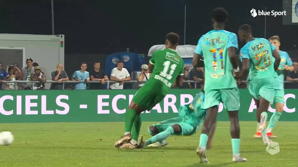 61. Minute: Camara fliegt nach Horror-Foul an Carlos vom Platz﻿