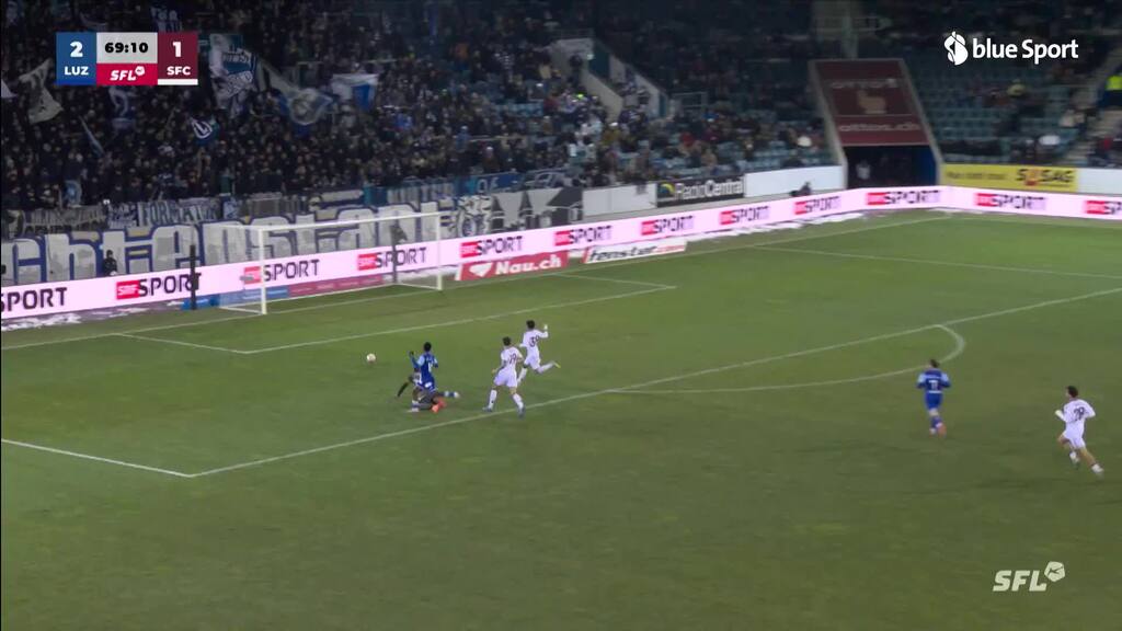 Kabwit setzt den Ball an den Pfosten