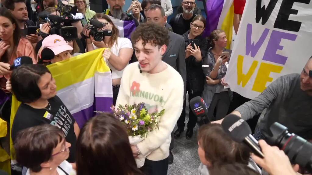Fans nehmen Nemo am Zürcher Flughafen in Empfang
