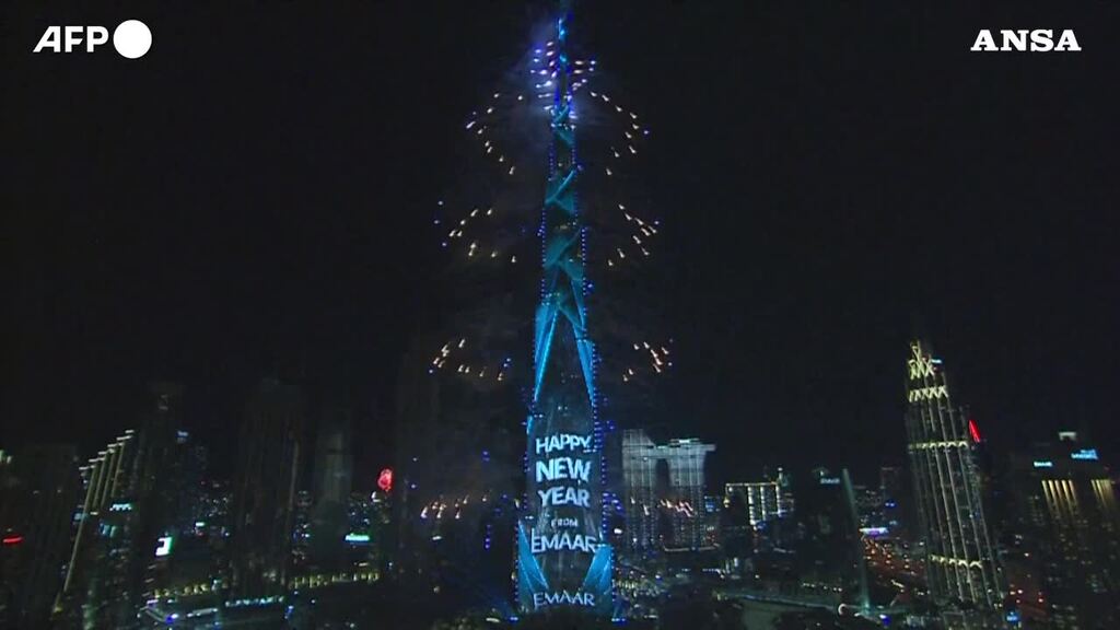 Dubai, lo spettacolo pirotecnico per festeggiare l'arrivo del 2022
