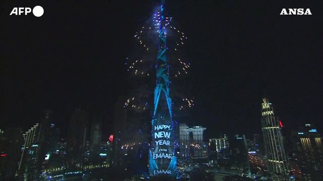 Dubai, lo spettacolo pirotecnico per festeggiare l'arrivo del 2022