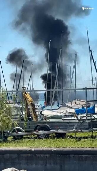 Des bateaux ravagés par les flammes dans le port de Zoug