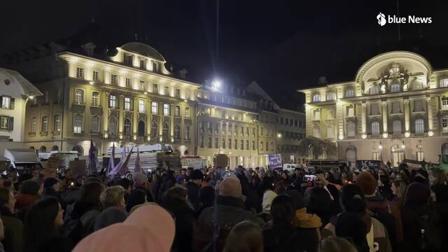 Demo kritisiert auf Bundesplatz Kürzung beim Femizid-Schutz