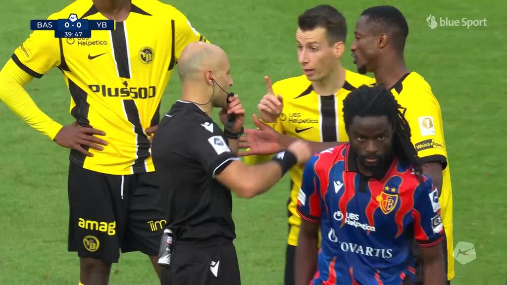 Sandro Lauper sieht für grobes Einsteigen die Rote Karte