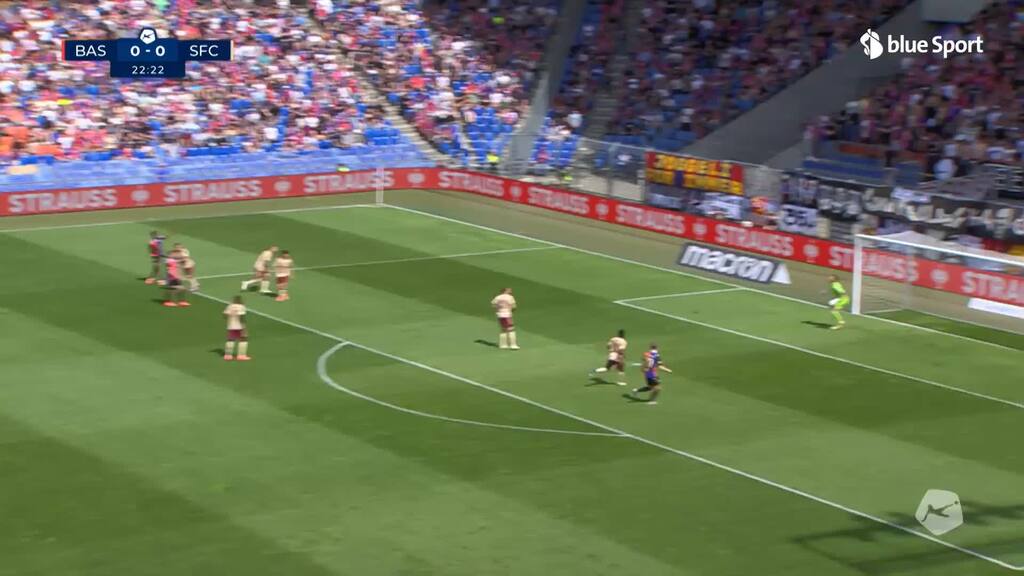 23. Minute: Barry zieht ab und verfehlt das Tor nur knapp