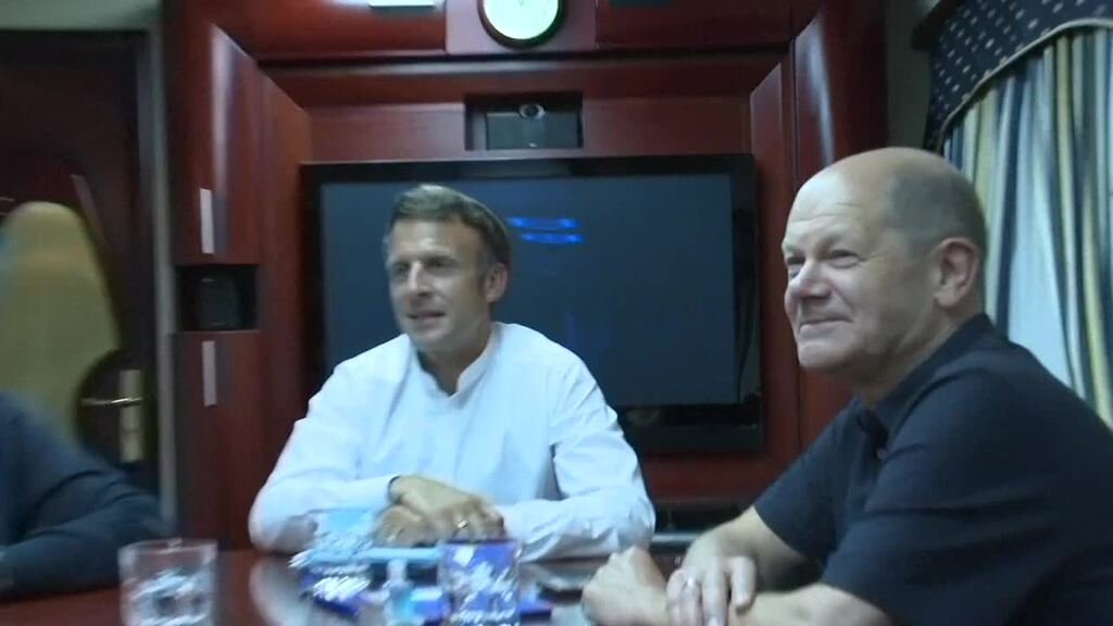 Scholz, Draghi und Macron im Zug auf dem Weg nach Kiew