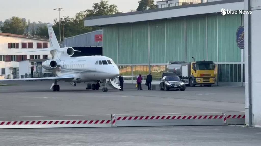 Keller-Sutter und Parmelin steigen aus dem Bundesratsjet