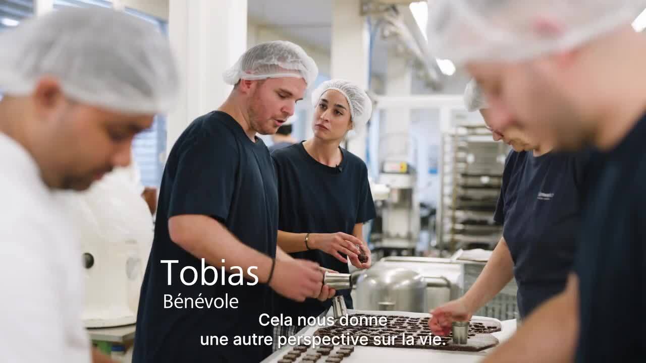 Avec de la farine et du cœur dans le fournil