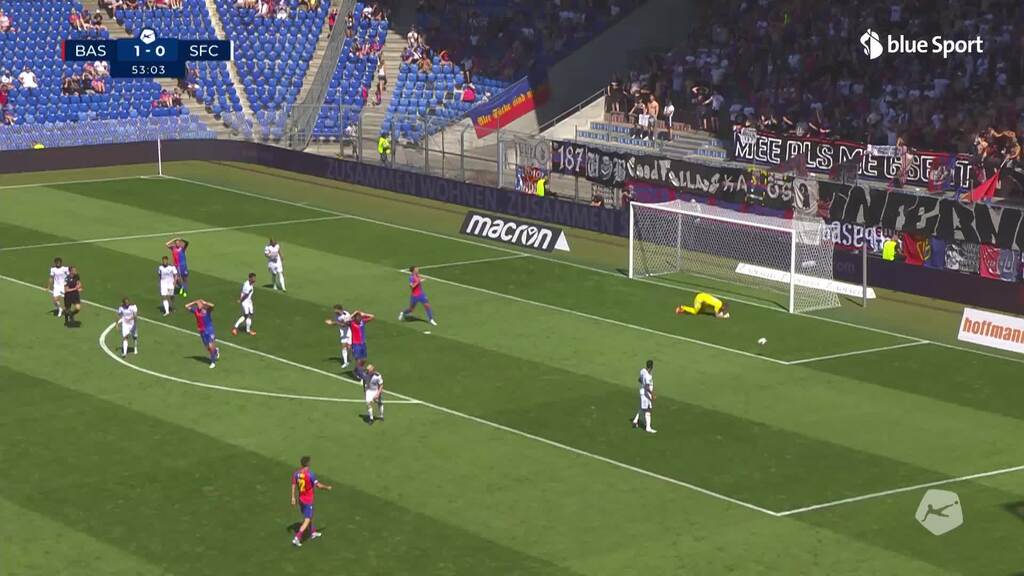 54. Minute: Burger schlenzt den Ball knapp am Tor vorbei