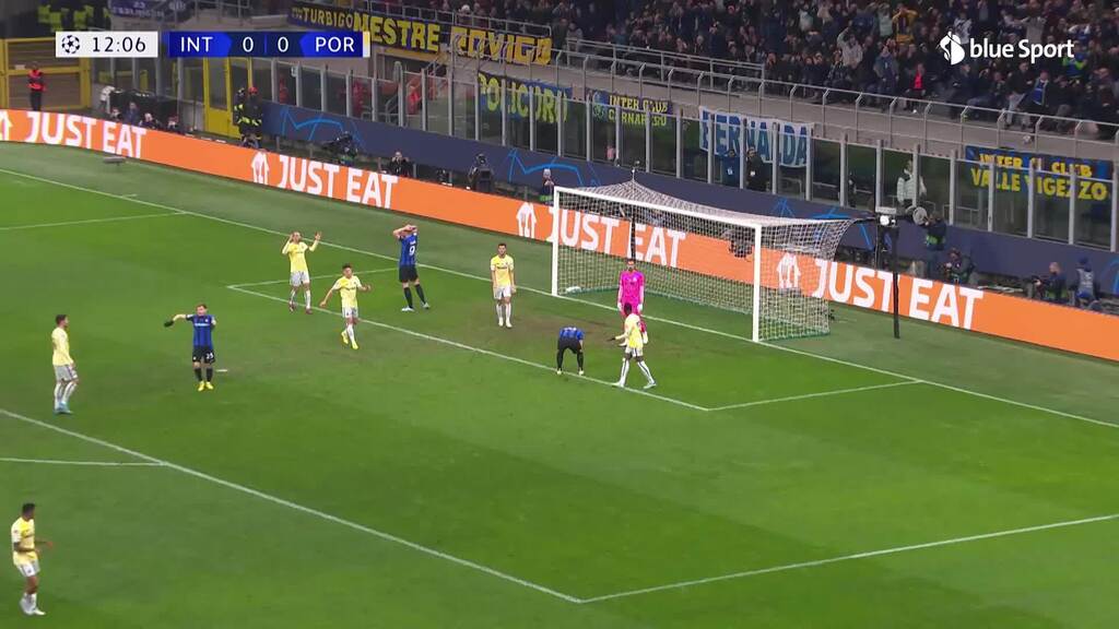 13. Minute: Lautaro Martinez setzt Kopfball über das Tor